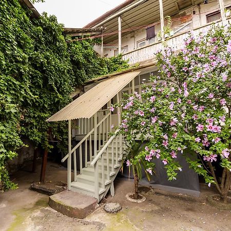 Apartment In Cozy Little Yard Tbilisi Bagian luar foto