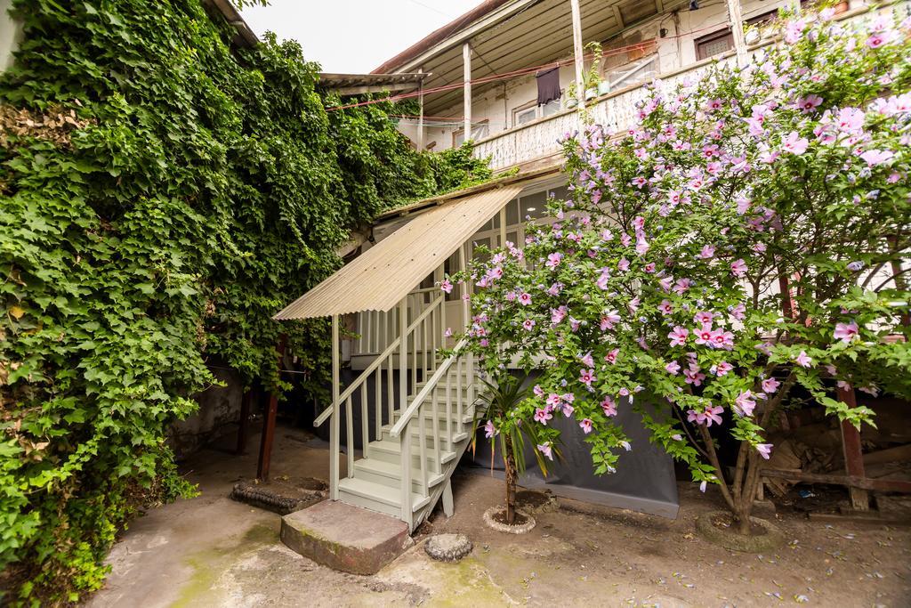 Apartment In Cozy Little Yard Tbilisi Bagian luar foto